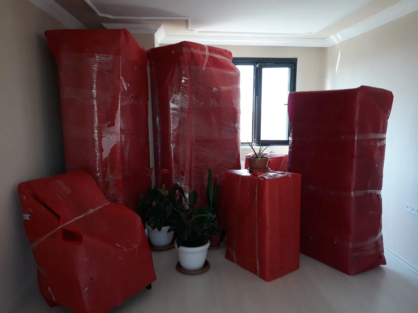 Taşınmaya hazır, özenle paketlenmiş eşyalar